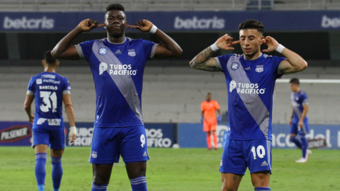 Alejandro Cabeza (i) y Joao Rojas (d), de Emelec, festejan uno de los goles ante Olmedo por la LigaPro, en Guayaquil, el 27 de agosto de 2021.