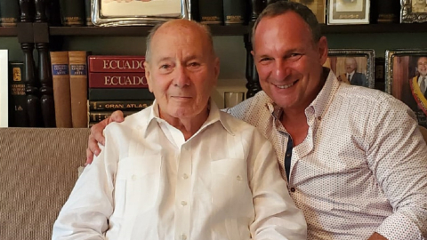 El radiodifusor y empresario Xavier Benedetti Roldós (Izq), junto a su hijo en una foto de archivo.