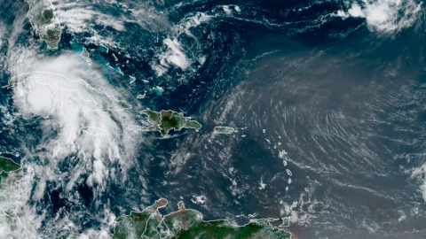 Imagen cedida por la Oficina Nacional de Administración Oceánica y Atmosférica (NOAA) donde se muestra la localización de la tormenta tropical Ida, el 27 de agosto de 2021.