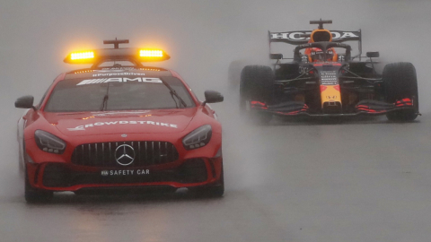 El neerlandés Max Verstappen (Red Bull) detrás del vehículo de seguridad, en una imagen que resumen el fin de semana de la Fórmula 1 en el circuito de Spa-Francorchamps, en Bélgica, el 29 de agosto de 2021. 