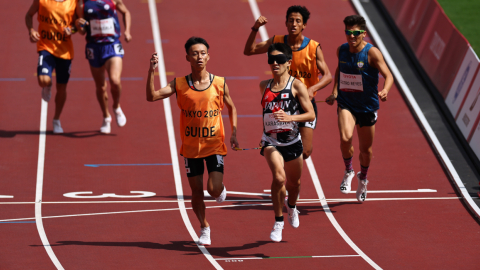 Darwin Castro y Diego Arévalo (derecha), durante la prueba de los 1.500 metros de los Juegos Paralímpicos de Tokio, el 29 de agosto de 2021. 