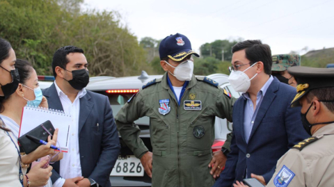 El gobernador de Manabí, Juan Francisco Núñez; junto a Danilo Villena, comandante del Ala-23 de la FAE, en el cerro de Montecristi.