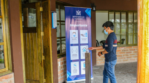 Un estudiante del colegio Montebello Academy se desinfecta las manos, el 30 de agosto de 2021.