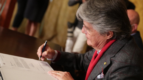 El presidente Guillermo Lasso durante la firma de una decreto de 31 de agosto de 2021, en el Palacio de Carondelet, en Quito.