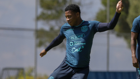 Gonzalo Plata durante un entrenamiento de la selección ecuatoriana, el martes 31 de agosto de 2021, en Quito.