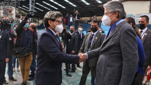 El presidente de la República, Guillermo Lasso, saluda a un estudiante del colegio Manuela Cañizares, el 1 de septiembre de 2021, durante el inicio del año escolar.