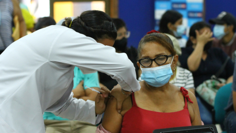 Una mujer recibe la vacuna contra el Covid-19, el 19 de agosto de 2021, en Guayaquil.