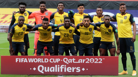 Los jugadores de Ecuador posan, en el partido contra Perú, por las Eliminatorias sudamericanas al Mundial de Catar 2022, en el estadio Rodrigo Paz Delgado, el 8 de junio de 2021. 