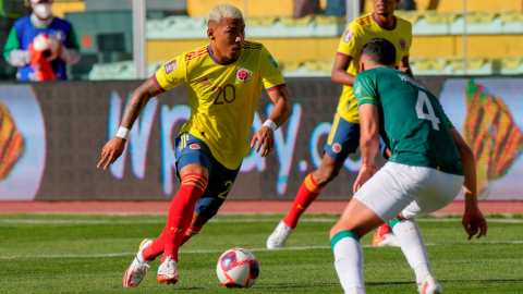 Roger Martínez, de Colombia, ante Luis Haquín, de Bolivia, en el Estadio Hernando Siles, en La Paz, el 2 de septiembre de 2021. 