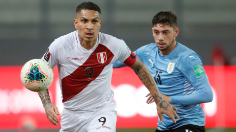 Paolo Guerrero de Perú disputa el balón con Federico Valverde de Uruguay, durante un partido por las Eliminatorias al Mundial de Catar 2022, en el Estadio Nacional de Lima, el jueves 2 de septiembre de 2021.