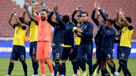 Los jugadores ecuatorianos saludan a los hinchas en el Rodrigo Paz Delgado, el jueves 2 de septiembre de 2021.