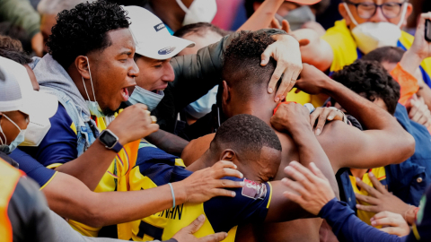 Los futbolistas de Ecuador se abrazan con los hinchas en el estadio Rodrigo Paz Delgado, el 2 de septiembre de 2021.