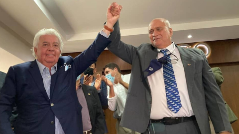 Jorge Delgado (derecha), celebra su triunfo sobre Danilo Carrera (izquierda) en las elecciones del Comité Olímpico, el 4 de septiembre de 2021, en Guayaquil.