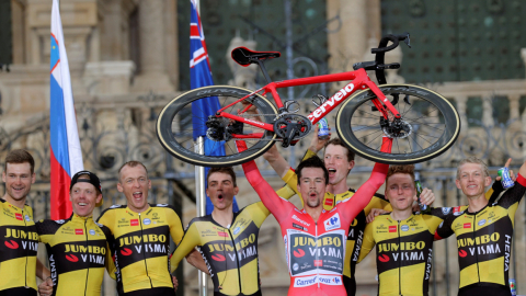 Primoz Roglic levanta su bicicleta después de ganar la Vuelta a España 2021, el domingo 5 de septiembre de 2021.