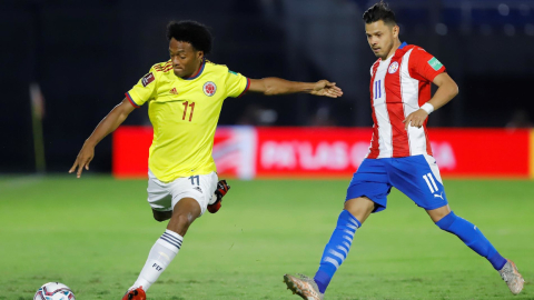 Juan Guillermo Cuadrado, de Colombia, maneja la pelota ante Paraguay, por las Eliminatorias, el domingo 5 de septiembre, en Asunción.