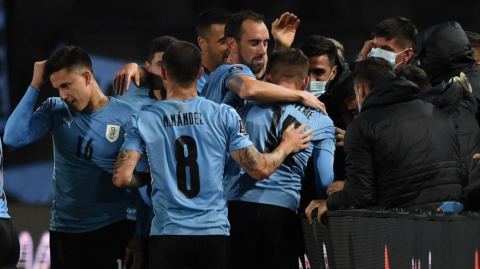 Los jugadores de Uruguay festejan uno de los goles en el triunfo ante Bolivia, el domingo 5 de septiembre de 2021. 