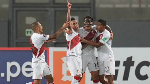 Los jugadores peruanos festejan el gol de Christian Cueva ante Venezuela en Lima, por Eliminatorias, el 5 de septiembre de 2021.