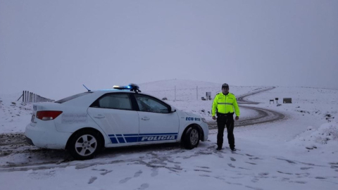 La vía Guaranda-Ambato fue inhabilitada por la presencia de nieve en el sector el 6 de septiembre de 2021.