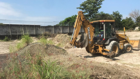 Maquinaria remueve tierra en un terreno en Guayaquil, en abril de 2021.