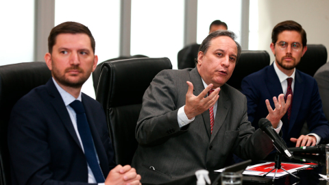 El ministro de Finanzas, Simón Cueva, acompañado del representante del FMI, Julien Reynaud (i), durante una rueda de prensa en Quito el 8 de septeimbre de 2021.