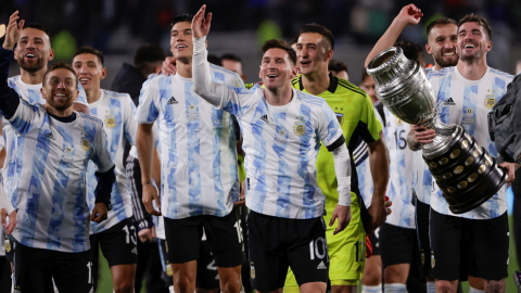 Los jugadores de Argentina festejan la victoria ante Bolivia, el jueves 9 de septiembre de 2021 y el título conseguido en la Copa América de Brasil.