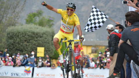 Santiago Montenegro celebra tras cruzar la meta en la última etapa de la Vuelta.