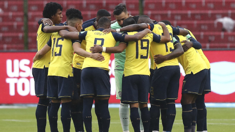 Los jugadores ecuatorianos hablan antes del partido ante Chile por Eliminatorias, en Quito, el 5 de septiembre de 2021.