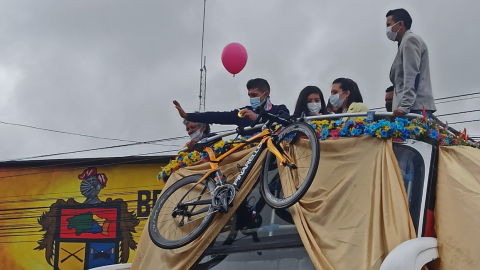 Richard Carapaz, durante la caravana en Tulcán, el 11 de septiembre de 2021. 