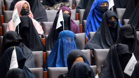 Mujeres afganas escuchan a un líder talibán en una universidad de Kabul, el 11 de septiembre de 2021.