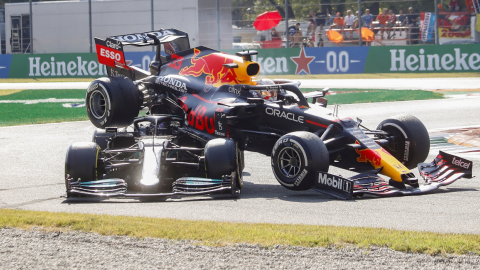 El auto de Max Verstappen (Red Bull), queda sobre el de Hamilton (Mercedes), después de un accidente en el Gran Premio de Italia, el 12 de septiembre de 2021.