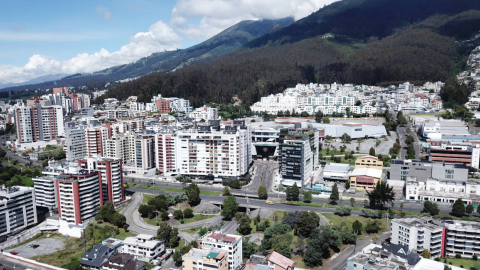 Vista aérea de la avenida Mariscal Sucre, en el occidente de Quito, el 1 de mayo de 2021. 