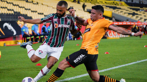 Mario Pineida, de Barcelona, disputa un balón ante un jugador de Fluminense, por Copa Libertadores, el 19 de agosto de 2021, en Guayaquil.