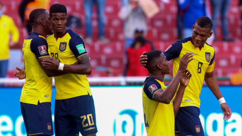 Jugadores de la selección ecuatoriana, durante el partido ante Paraguay, el 2 de septiembre de 2021, en el Estadio Rodrigo Paz Delgado, en Quito. 