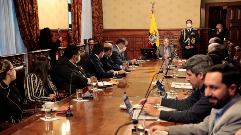 El presidente Guillermo Lasso y varios funcionarios del Gobierno, durante una reunión con los transportistas, el 14 de septiembre de 2021. 