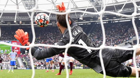 David De Gea, atajando el penal en el partido ante el West Ham, el domingo 19 de septiembre, en el Estadio Olímpico de Londres. 