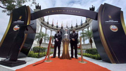 El trofeo de la Copa Libertadores, exhibido en el Malecón Simón Bolívar, en Guayaquil, el 20 de septiembre de 2021. 