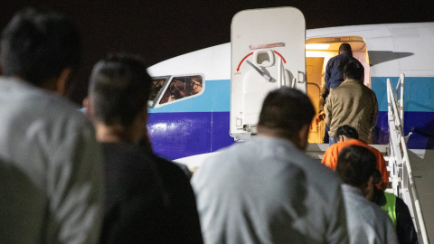 Imagen referencial. Ciudadanos mexicanos abordan un vuelo de repatriación desde Tucson (Estados Unidos) hacia Guadalajara, el 21 de febrero de 2020.