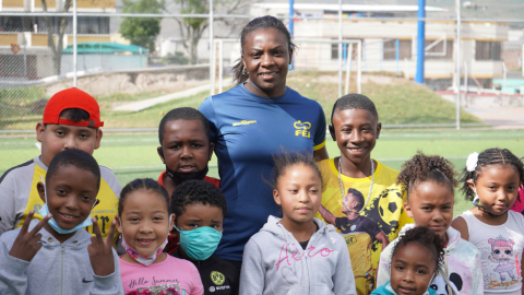 Vanessa Chalá, con los chicos y chicas de su escuela de Judo en Azaya, Ibarra, el 15 de septiembre de 2021. 