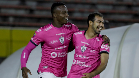 José 'Tin' Angulo y Junior Sornoza festejan un gol de Independiente frente a Católica, el 13 de septiembre de 2021.