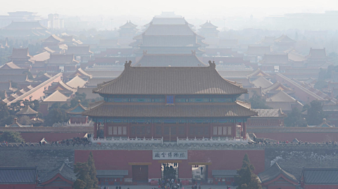 Una niebla espesa de contaminación se veía sobre la Ciudad Prohibida, en Pekín, en 2018.