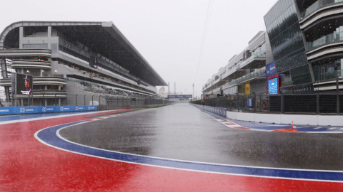 La pista del circuito de Sochi (Rusia) mojada por la intensa lluvia, el sábado 25 de septiembre de 2021.