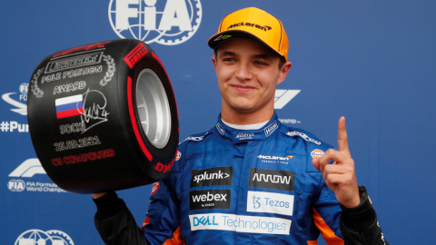 Lando Norris, con el premio de la 'pole position', en Sochi, el 25 de septiembre de 2021. 