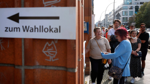 Votantes alemanes esperan afuera de un centro electoral en Berlín, el 26 de septiembre de 2021.