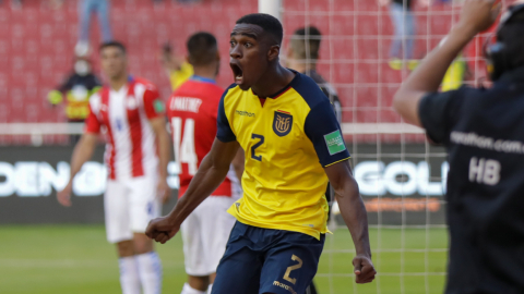 Félix Torres, celebrando el gol de Ecuador ante Paraguay, el 2 de septiembre en el Estadio Rodrigo Paz Delgado, en Quito. 