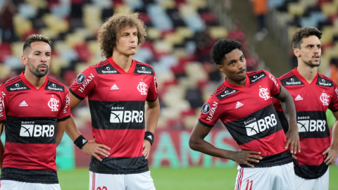 Jugadores de Flamengo se forman antes del inicio del partido ante Barcelona, por Copa Libertadores, el 22 de septiembre de 2021, en Brasil.