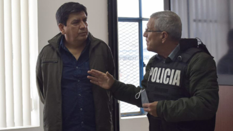 Bolívar Garzón (izq.) junto a Fausto Cobo, el 1 de septiembre, en su posesión como director de la Cárcel de Latacunga.