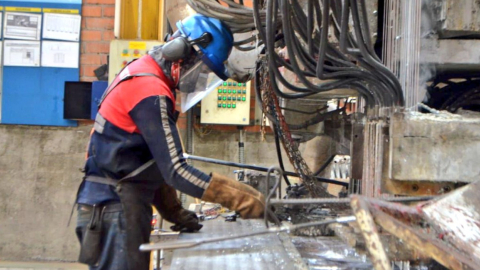 Un trabajador de una planta de producción de alambre de acero en Ecuador, el 13 de septiembre de 2021. 