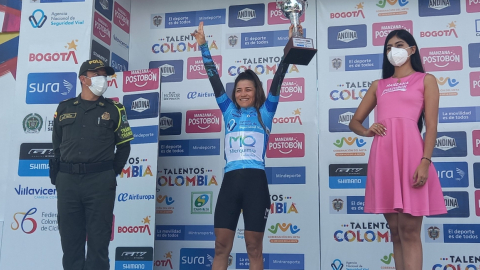 Lilibeth Chacón festeja su triunfo en la tercera etapa de la Vuelta a Colombia, el jueves 30 de septiembre de 2021.