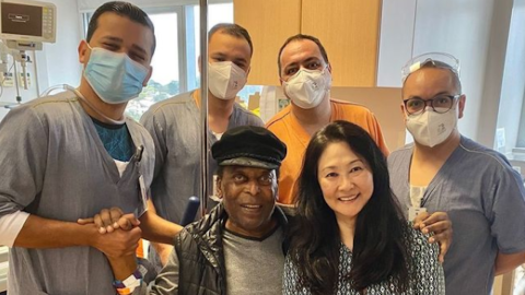 Pelé, junto a su hija y al equipo médico del hospital Albert Einstein de Sao Paulo.