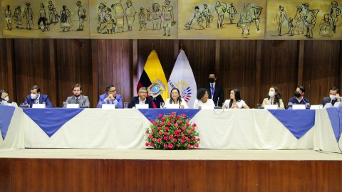 La presidenta de la Asamblea, Guadalupe Llori (centro), junto a los jefes de bancada, en un conversatorio con la prensa este 27 de septiembre de 2021.